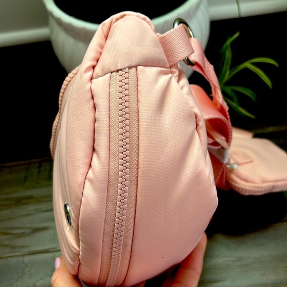 BEARPAW Crossbody/waist bag/fanny pack, 2 zipper compartments + Ear pod case - Picture 5 of 11